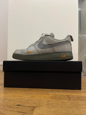 🔘Nike Air Force🔘 - Säljer nu ett par wolf gray Air forces. Har kvar lådan och pappret i lådan. Skorna har mogna coola detaljer. Det är bara att hör av dig vid flera frågor😻😻😻
