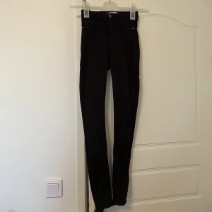 Svarta Molly jeans från Gina Tricot - Fina svarta högmidlade Molly jeans från Gina Tricot