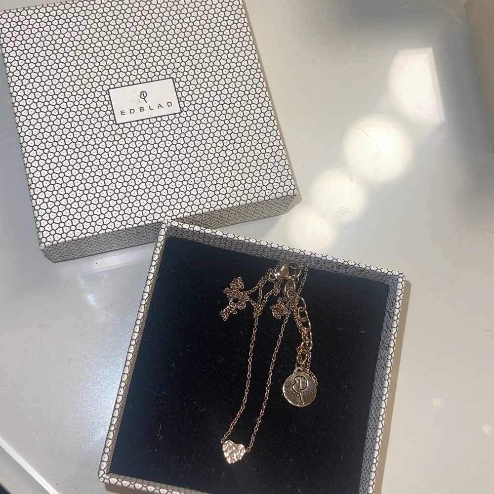 Edblad halsband i guld. Är ingen guld tjej annars hade jag behållt det🥰 i mycket gott skick . Accessoarer.