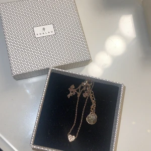 Halsband  - Edblad halsband i guld. Är ingen guld tjej annars hade jag behållt det🥰 i mycket gott skick 