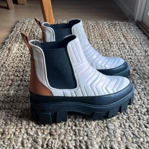 Supersnygga sprillans nya boots från Billi Bi Copenhagen. Jag fick dem i present utan kvitto, men de är för stora. Oanvända och inga defekter. Säljs på hemsidan för 2399 kr💗 Är det många som vill ha gäller budgivning