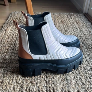 Boots - Supersnygga sprillans nya boots från Billi Bi Copenhagen. Jag fick dem i present utan kvitto, men de är för stora. Oanvända och inga defekter. Säljs på hemsidan för 2399 kr💗 Är det många som vill ha gäller budgivning