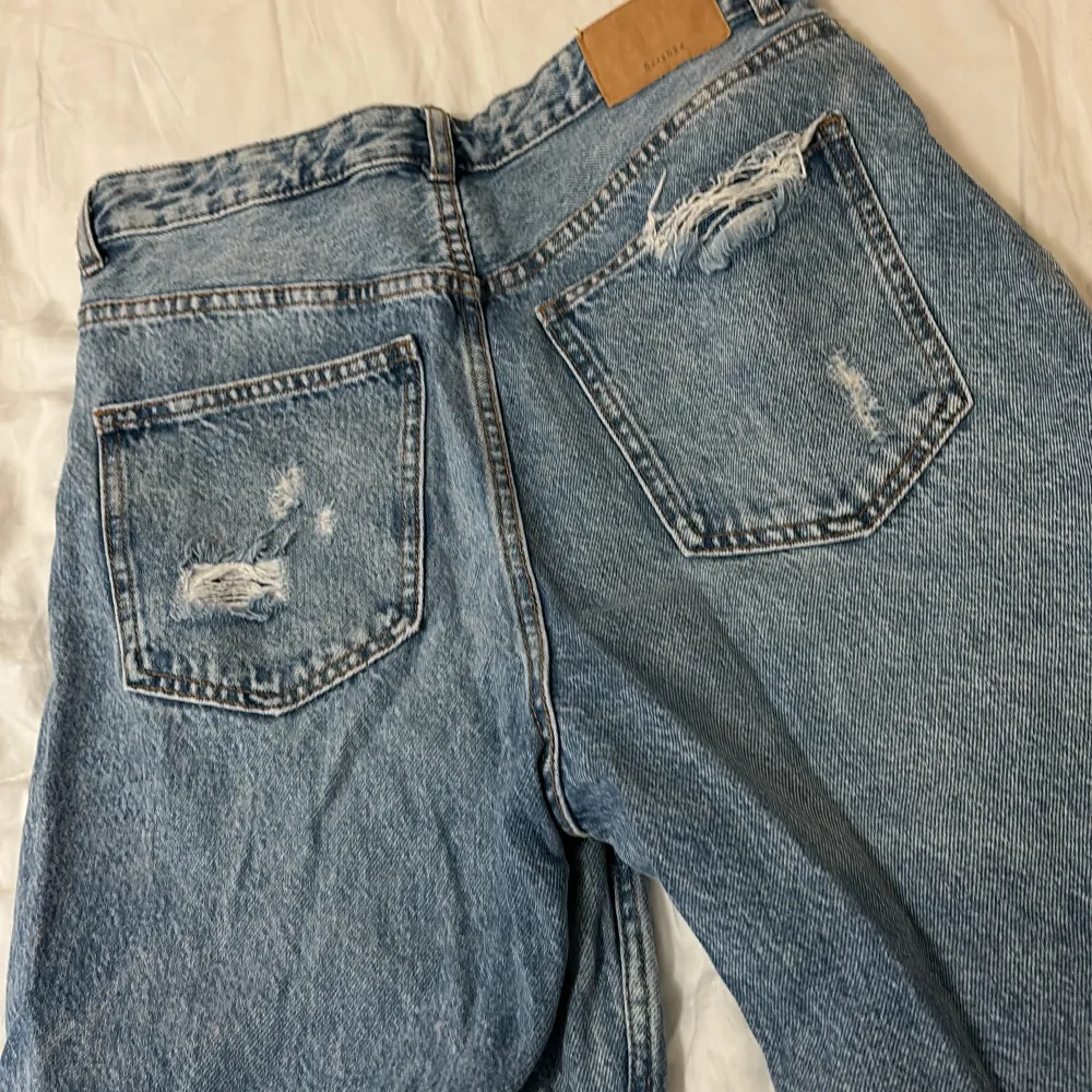 Säljer dessa bershka jeans i wide leg då de är för stora, bara användna och tvättade runt 2 gånger!😊 skriv om intresserade. Jeans & Byxor.