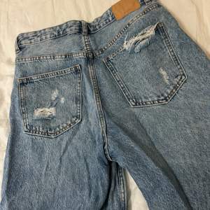 Säljer dessa bershka jeans i wide leg då de är för stora, bara användna och tvättade runt 2 gånger!😊 skriv om intresserade