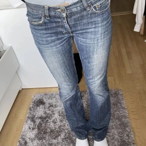 Lågmidjade jeans - Säljer vidare ett par jeans jag köpte härpå Plick för dem inte passar. Midjemått 80 cm, 28/34