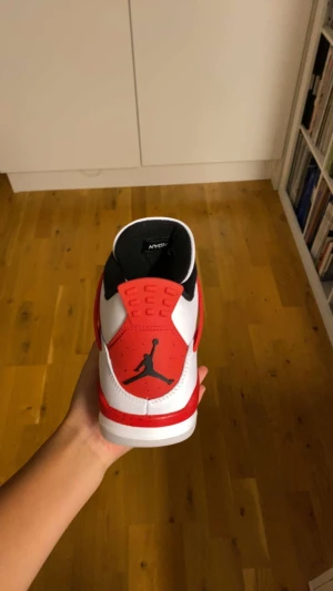 Air Jorden 4 Cement - Bra skor har inte andvänt dom någon gång, spelar ingen roll både för kollar och tjejer 