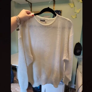 Stickad vintage sweater - Så snygg vit stickad tröja med lite mönster i! Perfekt nu till hösten