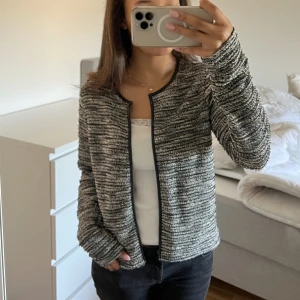 Gullig kofta - Jättegullig kofta från esprit som ej kommer till användning💞