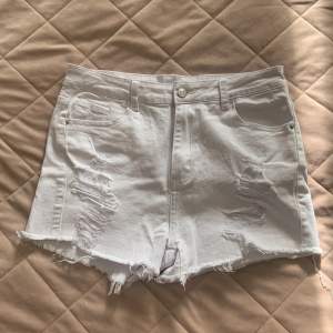 Vita shorts, jag har aldrig använt dom då dom va för små. Det är storlek L men skulle mer tippa på att de passar en med storlek s/m💗