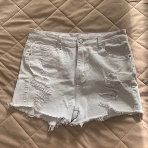 Shorts - Vita shorts, jag har aldrig använt dom då dom va för små. Det är storlek L men skulle mer tippa på att de passar en med storlek s/m💗