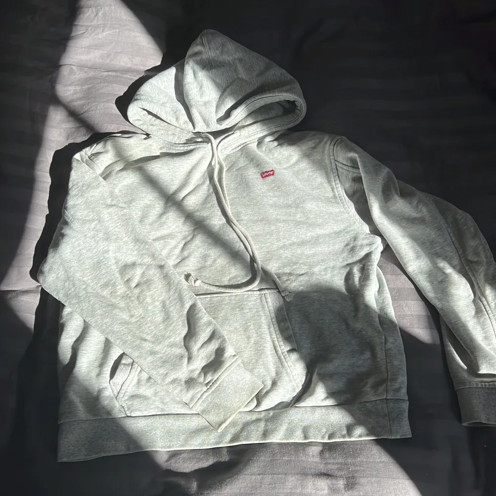 jätte mysig grå hoodie från levi’s i storlek xs🩶. Hoodies.