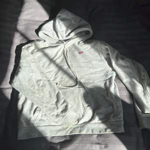 jätte mysig grå hoodie från levi’s i storlek xs🩶
