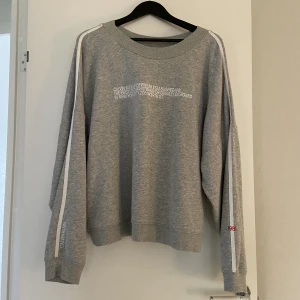 Calvin clein tröja - Säljer denna Calvin Klein tröja/sweatshirt i storlek XL. Använd några gånger bara så den är väldigt bra skick.