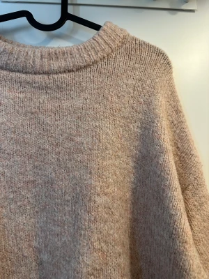 Den perfekta stickade - Säljer min favorit-stickade då den används lite för sällan nu.  Den har den perfekta lite oversized passformen. Superfint material.