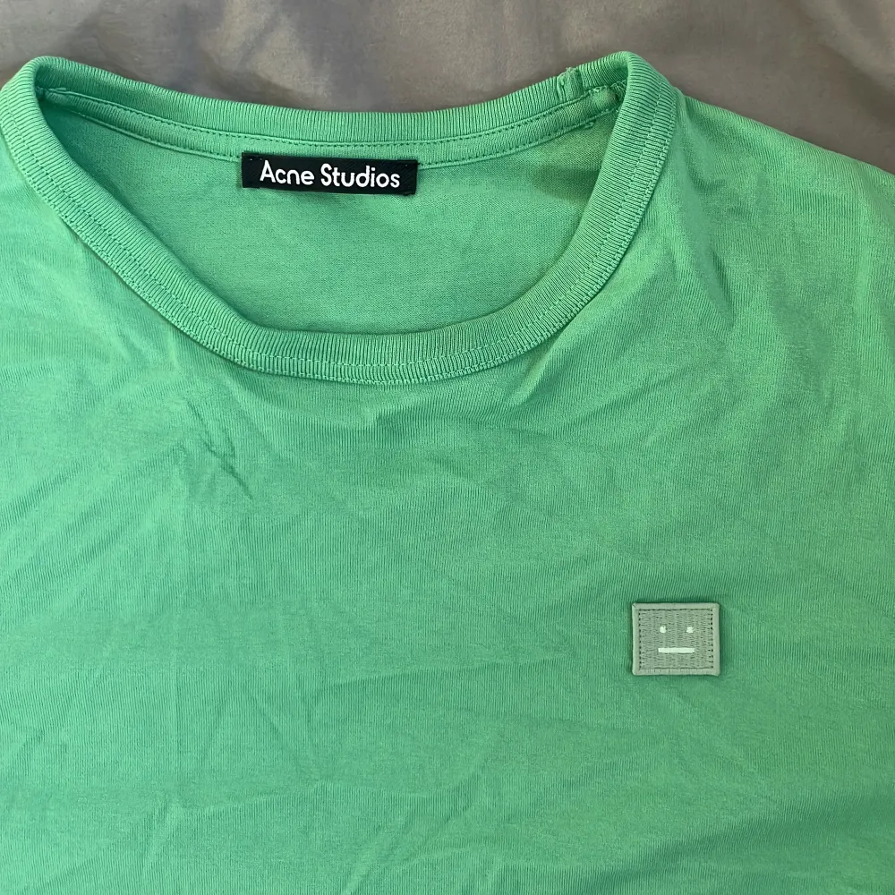 Väldigt fin tshirt från acne studios. Så häftig grön färg! Säljer då den inte kommer till användning tyvärr:( använd två gånger, nypris 1500. . T-shirts.