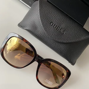 Guess solglasögon - Helt nya oanvända. Äkta 