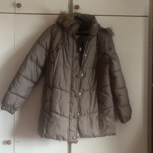 Vinterjacka  - Helt ny- Vinterjacka 