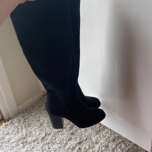 Boots - Så snygga stövlar från Nelly som tyvärr är för små för mig:( Använda endast en gång så är i nyskick!!