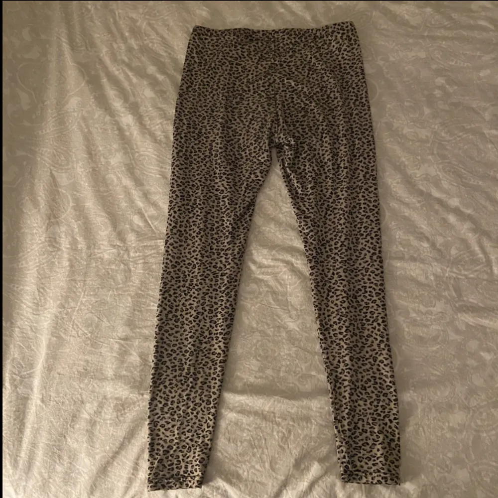 Säljer dessa otroligt sköna leggings i leopardmönster i storlek L/XL. Men skulle säga M/L. Det är polyester så de är jätte mjuka. De är gamla, minns ej vart ifrån de är. Jag trodde att de skulle ha ett litet hål men nu lyckas jag inte hitta det.drf priset. Jeans & Byxor.