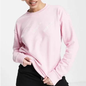 Adidas tröja - Tröjan är mer mörk rosa/lila i verkligenheten. Använd typ 2 gånger🌸