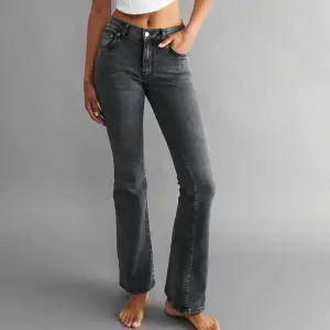 Slutsålda Jeans från Gina tricot. Inga defekter. Nypris 500kr mitt pris 150. Kan skicka bilder på själva plagget men inte med jeansen på. 