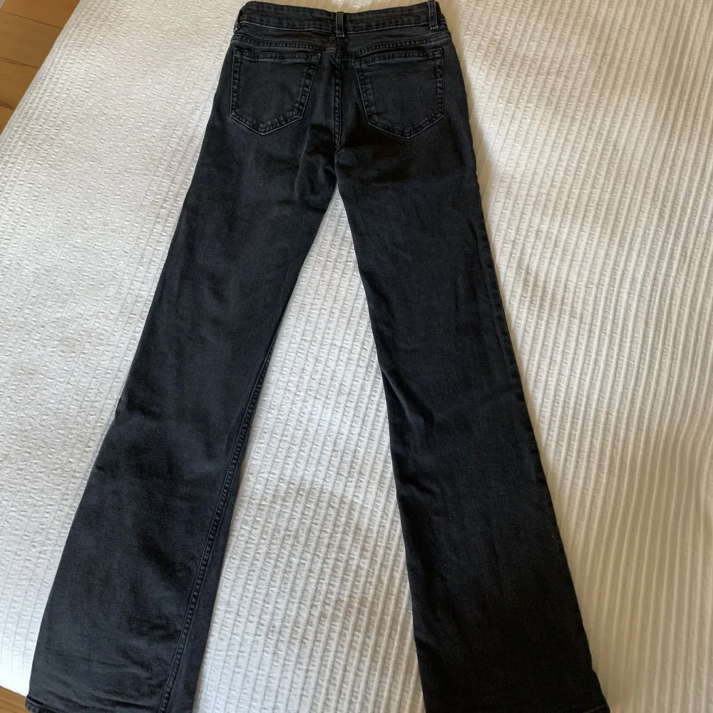 Superfina lågmidjade bootcut jeans från HM.💞 Är i strl XS men skulle säga att de passar en S också. Säljer då de inte kommer till användning i min garderob❣️ använda ett fåtal gånger och är därför i mycket bra skick❣️. Jeans & Byxor.
