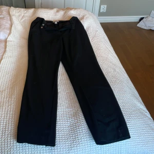 Kostymbyxor🖤 - Fina kostymbyxor från hm som bara är använda en gång på en dansuppvisning dom har ett litet brännmärke på ena knät men inget man tänker på💕