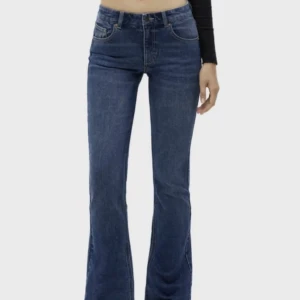 Lågmidjade jeans - Lågmidjade bootcut jeans som är köpte från Pull& bear. Knappt använda och endast tvättade en gång. Skriv för egna bilder eller mer info. priset går att diskutera😊💕