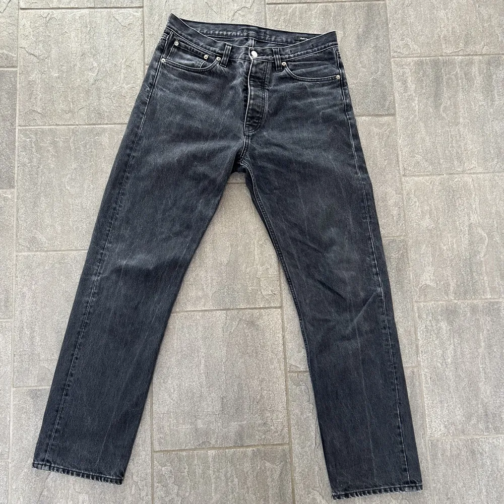 Säljer ett par svin snygga gråsvarta hope jeans i modelen blend. Storlek 31. Mycke fint skick, riktigt bra kavalite på hopes jeans🤩Tveka inte på att fråga om ni undrar något! . Jeans & Byxor.