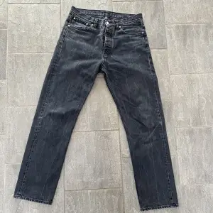 Säljer ett par svin snygga gråsvarta hope jeans i modelen blend. Storlek 31. Mycke fint skick, riktigt bra kavalite på hopes jeans🤩Tveka inte på att fråga om ni undrar något! 