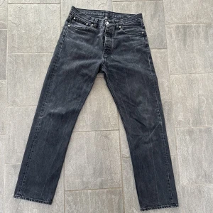 Grå svarta hope jeans  - Säljer ett par svin snygga gråsvarta hope jeans i modelen blend. Storlek 31. Mycke fint skick, riktigt bra kavalite på hopes jeans🤩Tveka inte på att fråga om ni undrar något! 