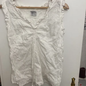Linne topp - Superfin topp i linne💓Finns ej i butik❗️köpte secondhand. Säljer då jag inte använder den, behöver strykas 