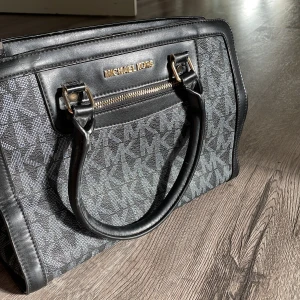 Michael Kors väska - Säljer denna väska då den inte kommer till användning längre. Förmodligen inte äkta, därav priset. Fint skick, några små skavanker se bild 3. Hör av er vid frågor💗