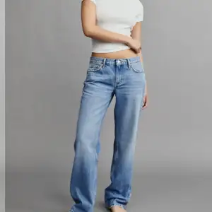 Gina low straight jeans i mellanblå, knappt använda, storlek 34
