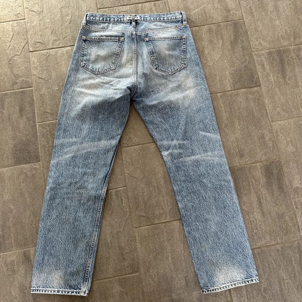 Säljer ett par riktigt snygga hope jeans i en väldigt cool blå färg. Modellen heter blend. Storlek 32, i fint skick!🤩. Jeans & Byxor.