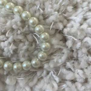 Pärlhalsband  - Ett fint pärlhalsband från montini, bra skick, pris kan diskuteras❤️, skriv för mer bilder