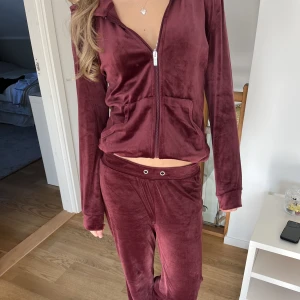 Mjukis set  - Mjukis det från Gina tricot i vinröd. Köp hela för 185 kr