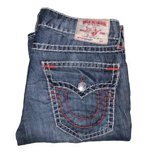 Sjukt jävla fetta true religion jeans med röd o vit fat stitch! Size 36x34🙏 mått-> (midjemått 48cm) (ytterbenslängd 115cm) (benöppning 25cm).    Kom privat för fler bilder samt frågor!🙏 