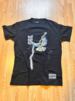 Official T-shirt  - Oversized T-shirt cond 9/10 använd 2 ggr