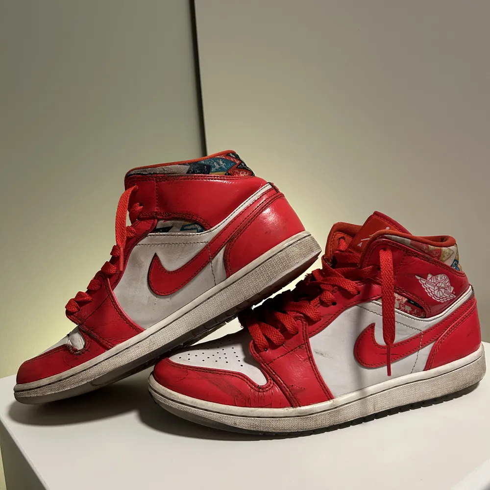 Jordan 1 Mid Barcelona🌹Klassisk sneaker i en snygg färg💸  Storlek 42 ✅Äkta⚡️ Passar både killar och tjejer. Skicka meddelande för frågor/fler bilder📸. Skor.