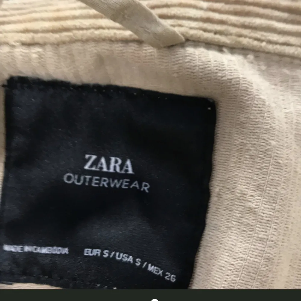tunn jacka ifrån Zara i använt men fint skick. . Jackor.