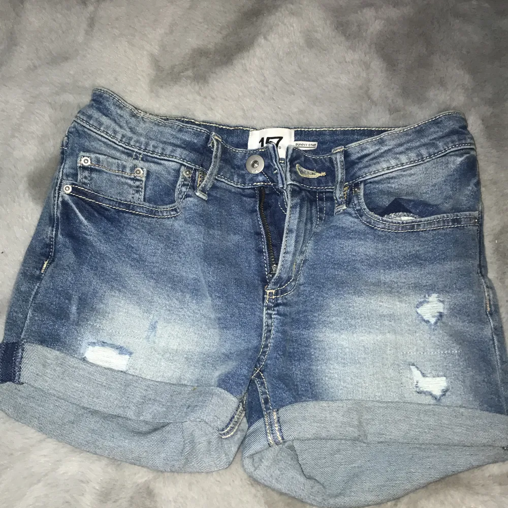 Ett par shorts från lager 157. Gott skick, inget hål eller någon fläck. Säljer för att dom inte passar🫶🏼. Shorts.