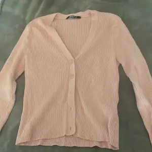 En rosa tajt ribbad kofta/ tröja från Gina tricot. Aldrig använd. 