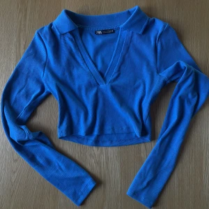 Långärmad tröja - En långärmad tröja från Zara. Supersnygg med en spetsbh under som går ner lite. Knappt använd 