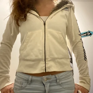 Kofta från hollister - Kosta med päls från hollister. Bra skick. Vit/ beige färg, ingen päls i ärmarna. 