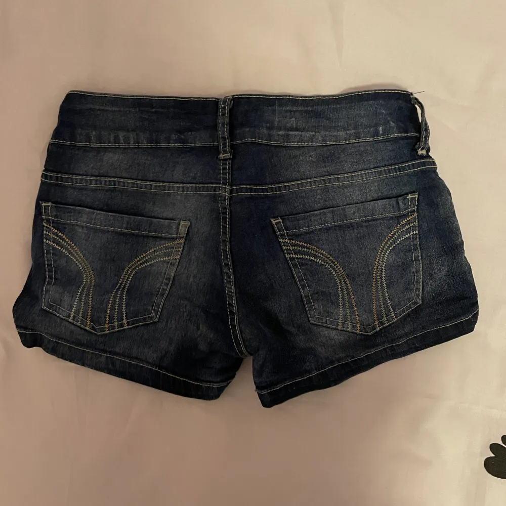 Superfina lågmidjade shorts, liten storlek men stretch 🩷. Shorts.