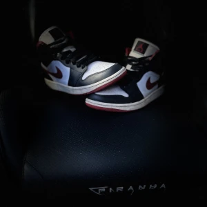 Jordan 1 - Använt ett tag rena och fina lite skavda i hälen i skon och sedan lite slitna under skon