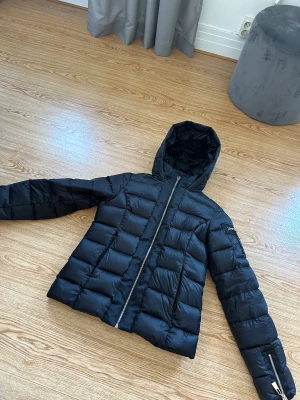 Dunjacka / höst/vinterjacka  - Dunjacka med luva. Från chiara forthi Milano. Inköpt på bubbelroom.  Finns ett litet hål vid ena fickan men går att laga och inget som påverkar funktionen av fickan. Sparsamt använd. Storlek 36/S. 