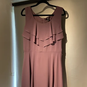 Lila klänning - Från second hand, har aldrig används av mig, Är storlek 42, men är insydd på sidorna så den passar en 38:a. Skriv om ni har frågor! :)