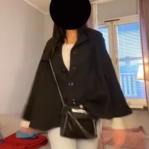 kappa - säljer min super snygga kappa/poncho som är perfekt nu inför hösten. kmr nte t användning längre. 